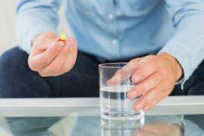 Мъж приема ефективен антибиотик за простатит